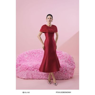 Đầm tafta đỏ đuôi cá cổ cape phủ ren thiết kế Elise FF2411038DIWOWH
