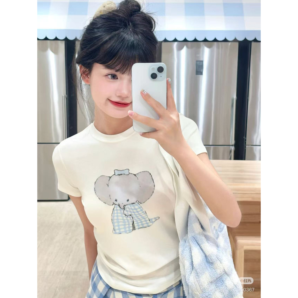 Áo thun ôm dáng in hình voi xanh cùng phong cách của Lin Yun, cổ tròn đa năng giúp thon gọn dáng ngư
