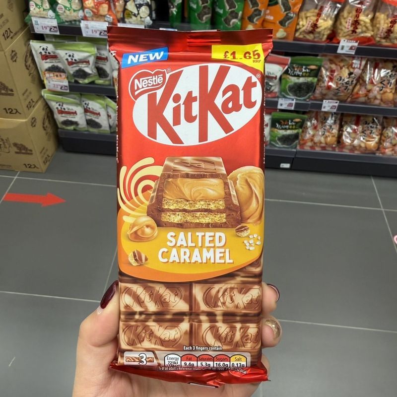 Daigou UK KITKAT Nestlé Crisp Wafer Double Chocolate Rich Large Pieces Nhập khẩu Đồ ăn nhẹ thông thư
