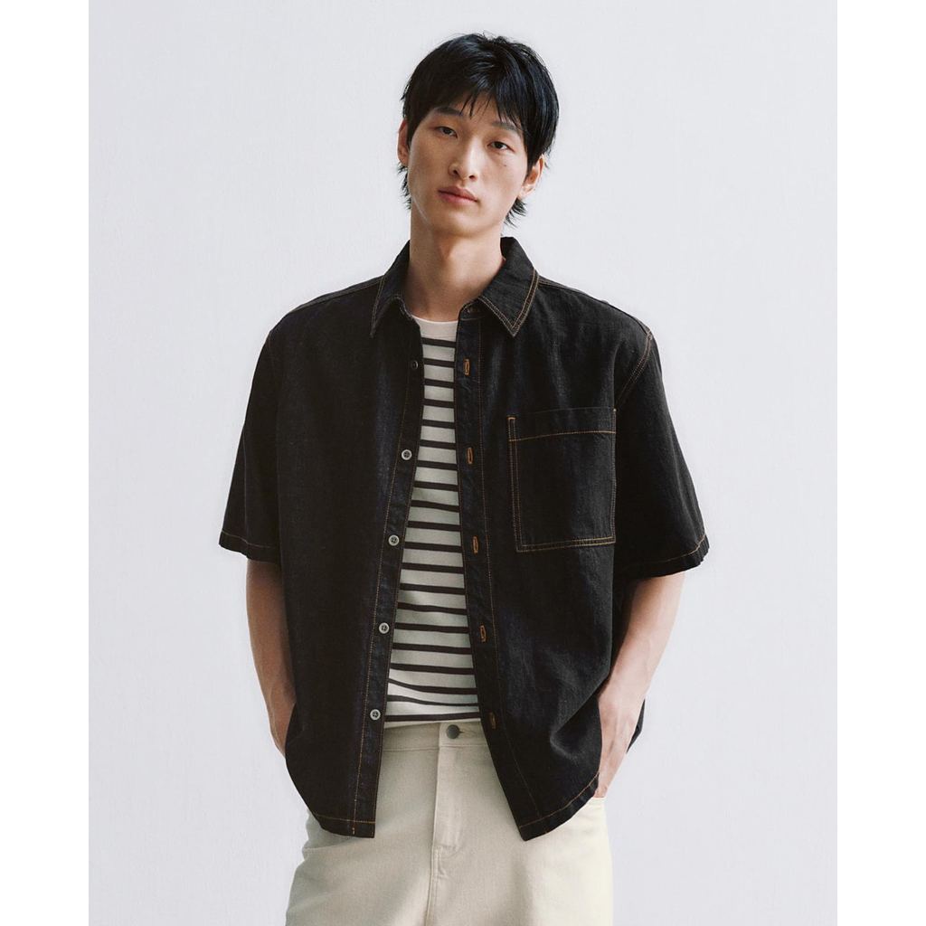 URBAN REVIVO - Áo sơ mi denim nam tay ngắn phối túi_UMF860030-L8A