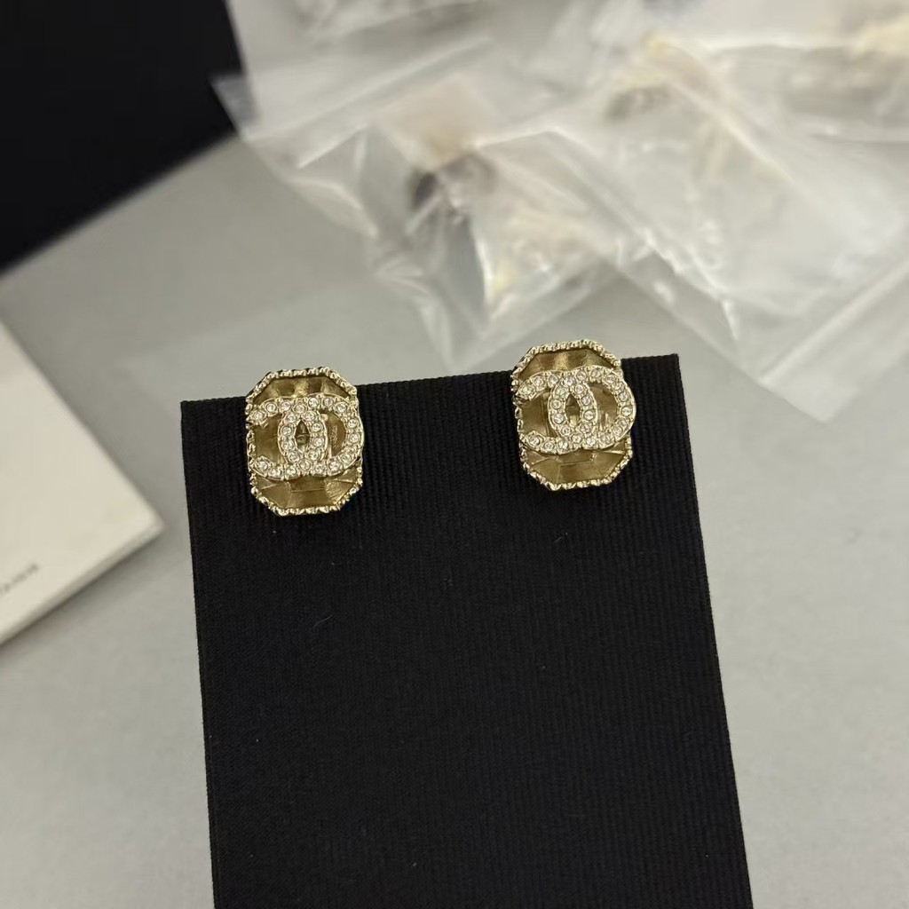 Double c Diamond-studded earrings are fashionable and exude the elegance of a socialite