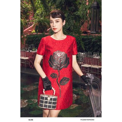 Đầm suông gấm hoa đỏ KT thêu hoa thiết kế Elise FF2309074DMWORD