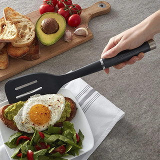 KitchenAid - Xẻng có rãnh màu đỏ/đen
