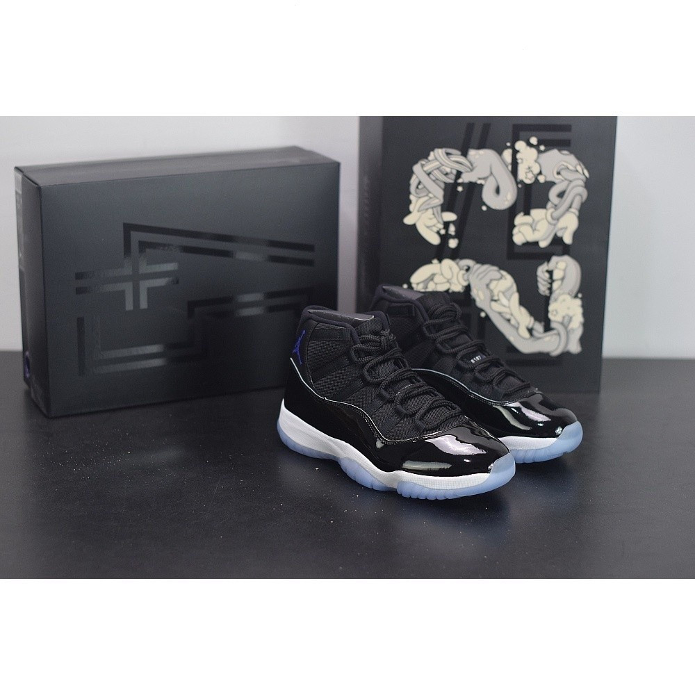 Giày bóng rổ Air Jordan 11 Space Jam, màu trắng và đen Concord