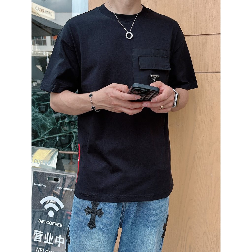 Prada 2026 Áo Thun Unisex - Cổ Tròn Classic & Sport Style, Form Slimfit Mỏng Vừa Vặn