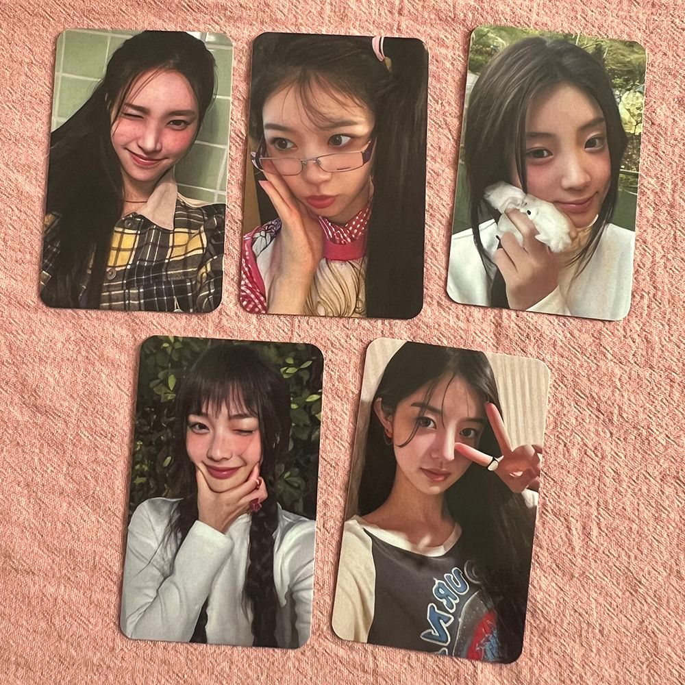 Nhóm ILLIT bao quanh thẻ nhỏ album thẻ nhỏ Weverse POB