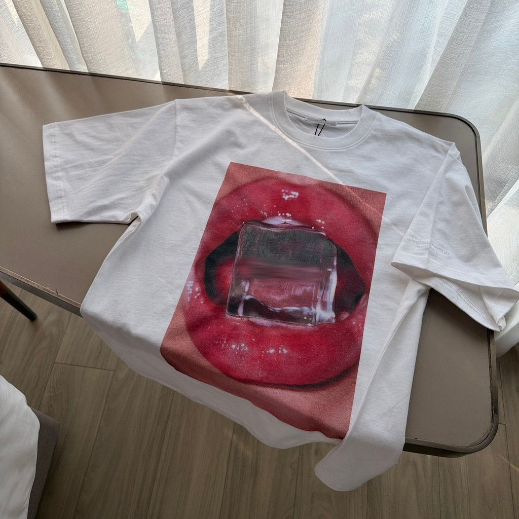 Alexand** Wan* 26Summer new product: red lip ice cube print, loose fit, vintage-style round neck sho