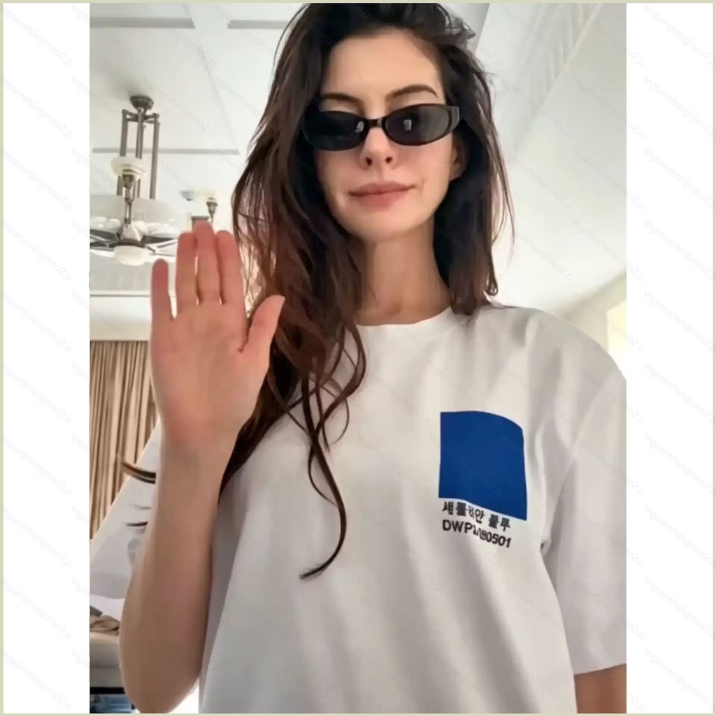 Áo thun ngắn tay phong cách từ bộ phim "The Devil Wears Prada" với Anne Hathaway