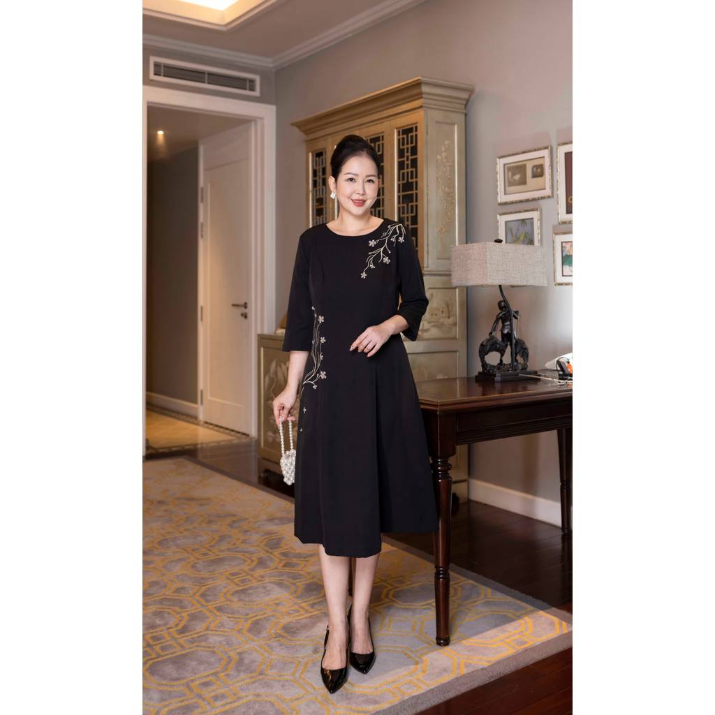 M COLLECTION | Váy Đầm Suông Nữ Trung Niên Tặng Mẹ Lụa Dày Thêu Hoa Tay Lỡ Cổ Tròn Dự Tiệc D13192 | BigBuy360 - bigbuy360.vn
