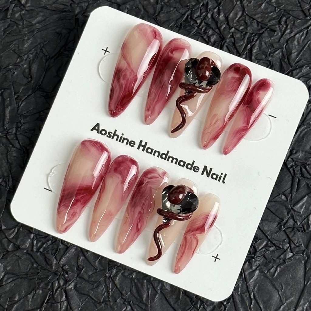 Red Smudge Small Snake Hand-Weared Nail Phiên bản phong cách Trung Quốc Mực vẽ tay Móng tay dệt tay 
