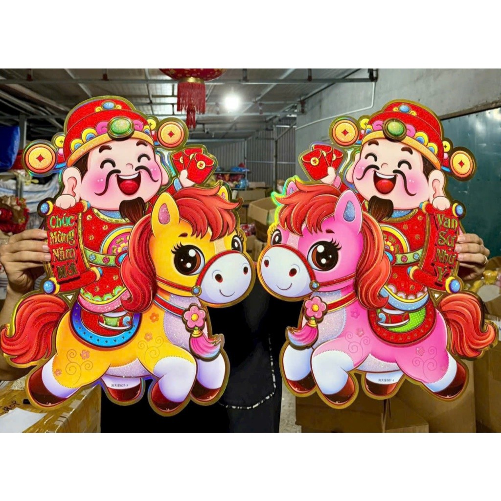 Decal giấy phủ nhung Dán Tường Dán Kính Trang Trí Tết Họa Tiết cặpThần tài cưỡi ngựa Đón Xuân, tết 2