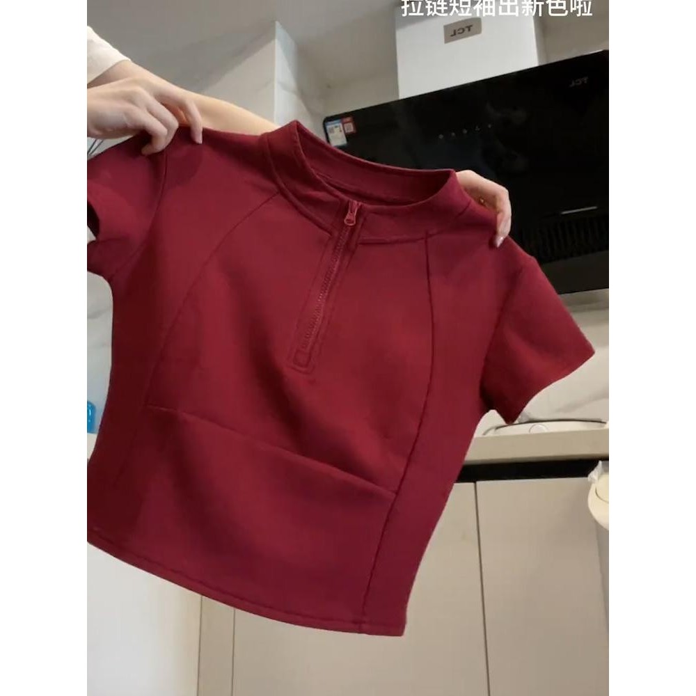 Áo thun ngắn tay màu đỏ có dây kéo, phù hợp từ 2-300 pounds, thiết kế slimmer fit cho vẻ ngoài gọn g