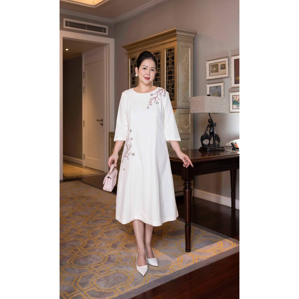 M COLLECTION | Váy Đầm Suông Nữ Trung Niên Tặng Mẹ Lụa Dày Thêu Hoa Tay Lỡ Cổ Tròn Dự Tiệc D13192 | BigBuy360 - bigbuy360.vn