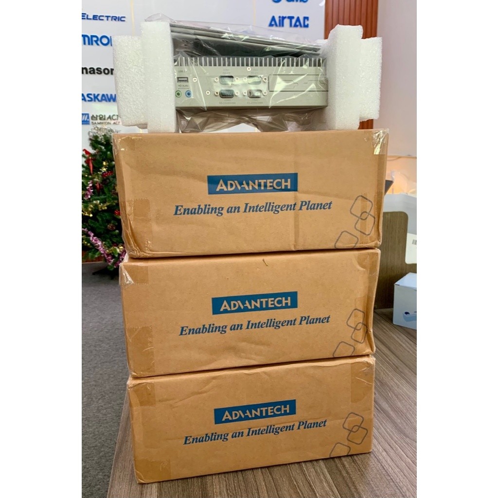 UNO-2473G Máy tính công nghiệp nhúng không quạt Advantech UNO-2473G-J3AE Bộ xử lý J1900 2.0G New