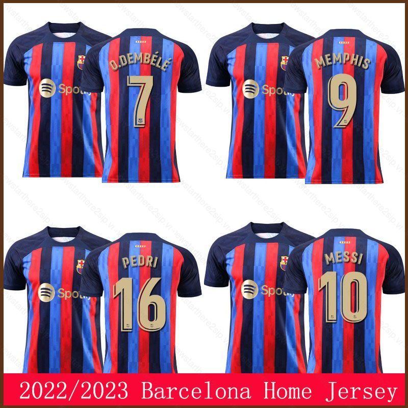 Áo lưu niệm Barcelona 2022-2023 thiết kế sân nhà với hình ảnh Memphis Depay, Pedri và Messi
