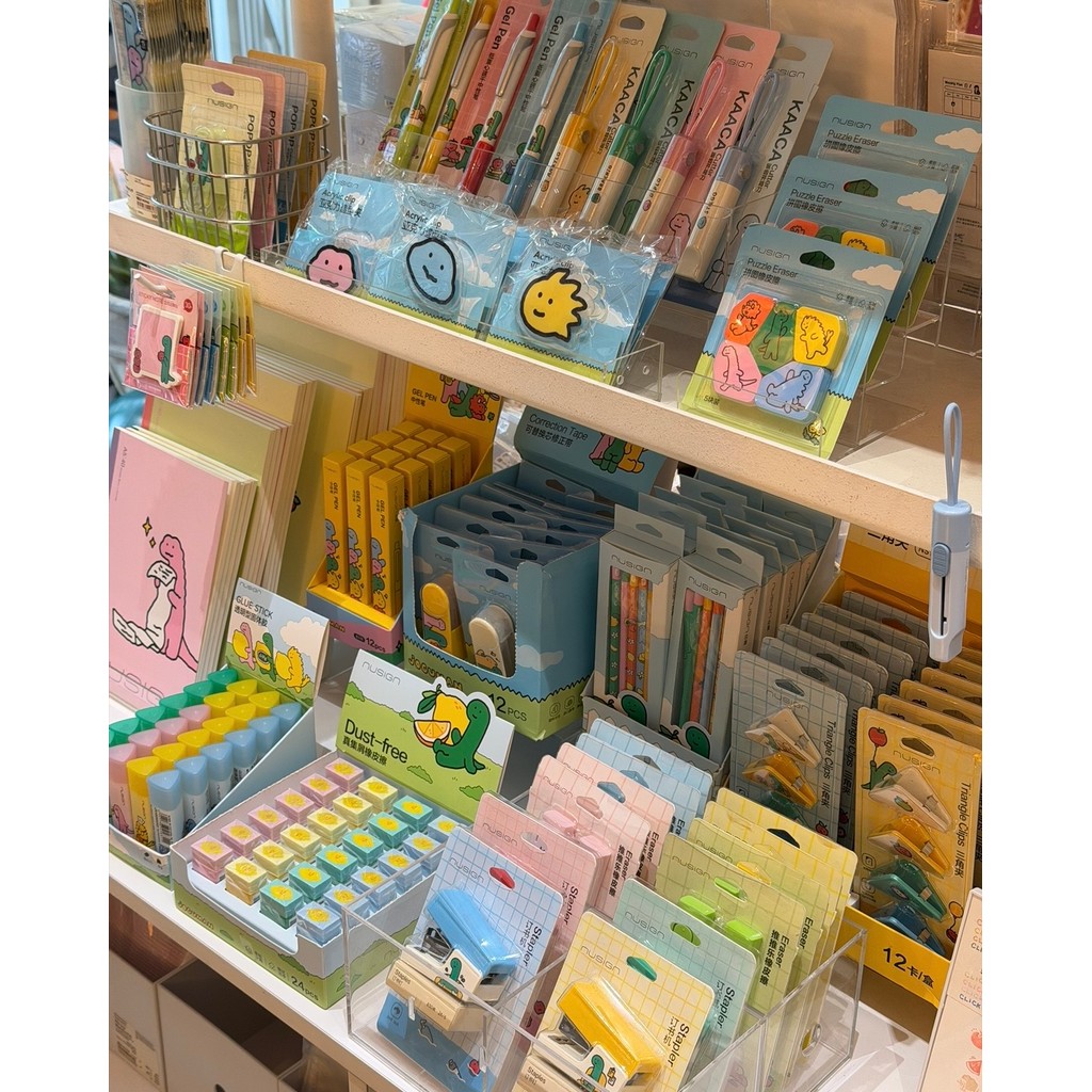 [P1: BST NUSIGN x JOGUMAN] Bộ Sưu Tập Dụng Cụ Học Tập Hoạ Tiết Joguman Chú Khủng Long Đáng Yêu