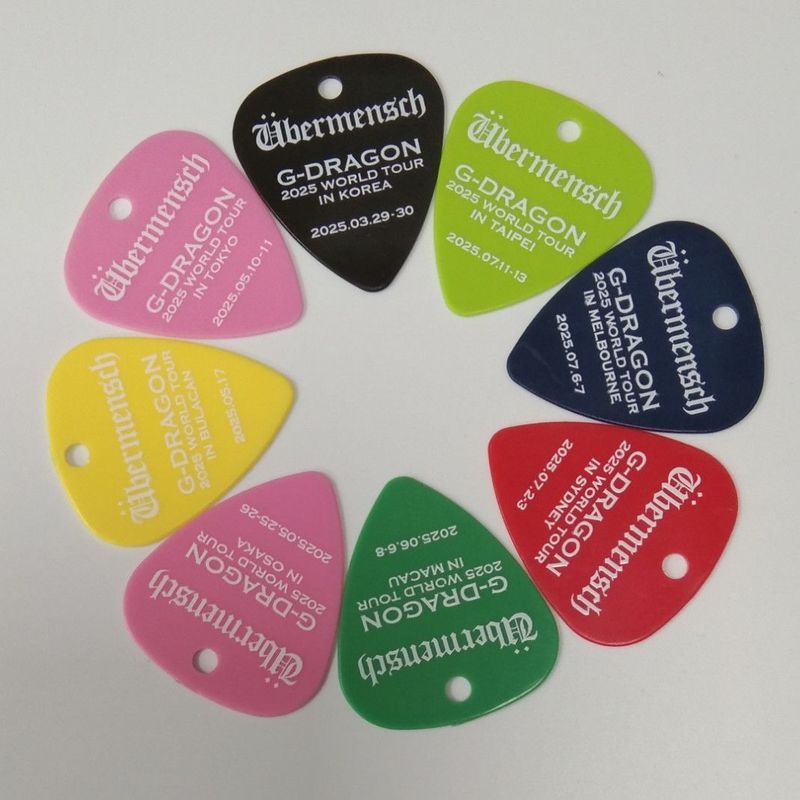 Gd ❈ ❈ Chọn Quan Zhilong GD Buổi hòa nhạc Guitar Pick Shrapnel Móc khóa Vòng cổ Cùng mẫu