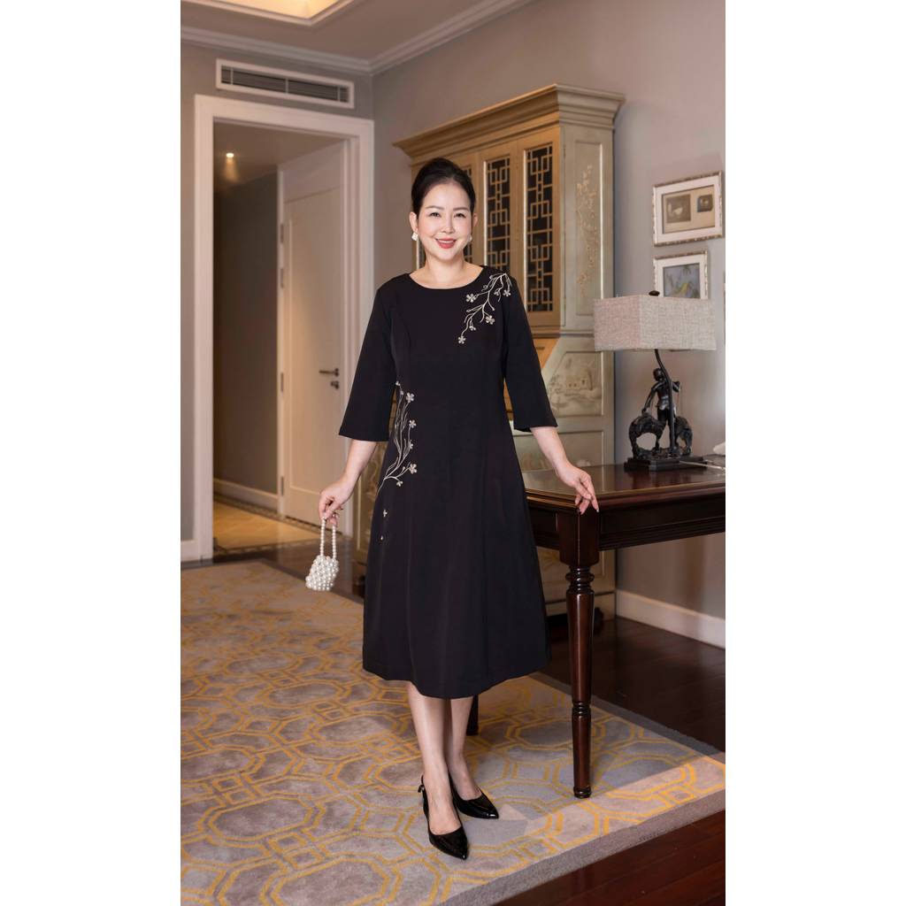 M COLLECTION | Váy Đầm Suông Nữ Trung Niên Tặng Mẹ Lụa Dày Thêu Hoa Tay Lỡ Cổ Tròn Dự Tiệc D13192 | BigBuy360 - bigbuy360.vn