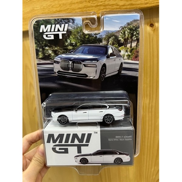 Mini GT Card Version MGT00959 BMW i7 xDrive60 Alpine White / Black Sapphire cho bé 14t