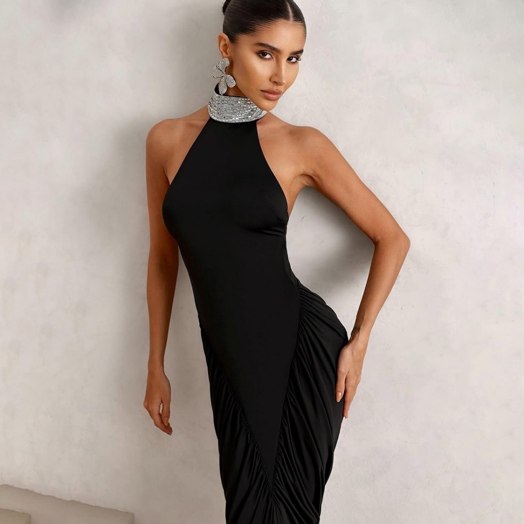 Đầm kilou dáng dài thiết kế ruched tinh tế, áo choàng không tay có nút và đường kẻ, cổ đứng và phần 