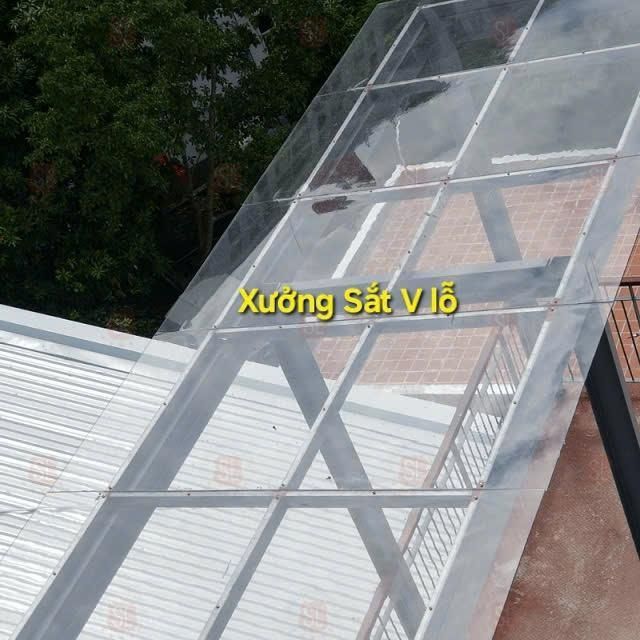 Khổ cao 1,22m x Dài 25m_30m x Dày 1li  Tấm nhựa poly lấy sáng màuTRẮNG TRONG ,TẤM nhựa poly đặc che 