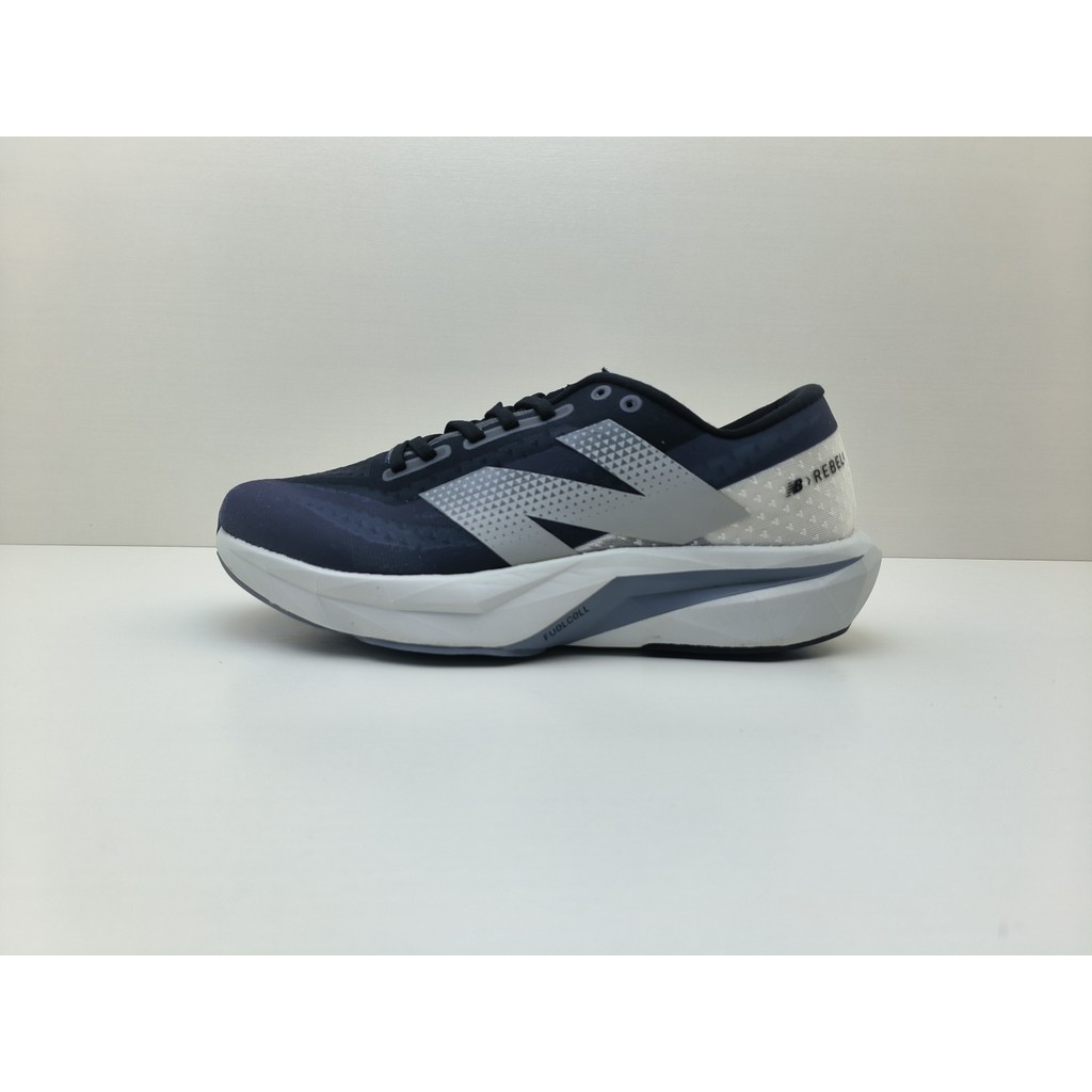 GiàyFuelCell Rebel V4 mới - Nhẹ và thoáng khí, dành cho chạy bộ marathon