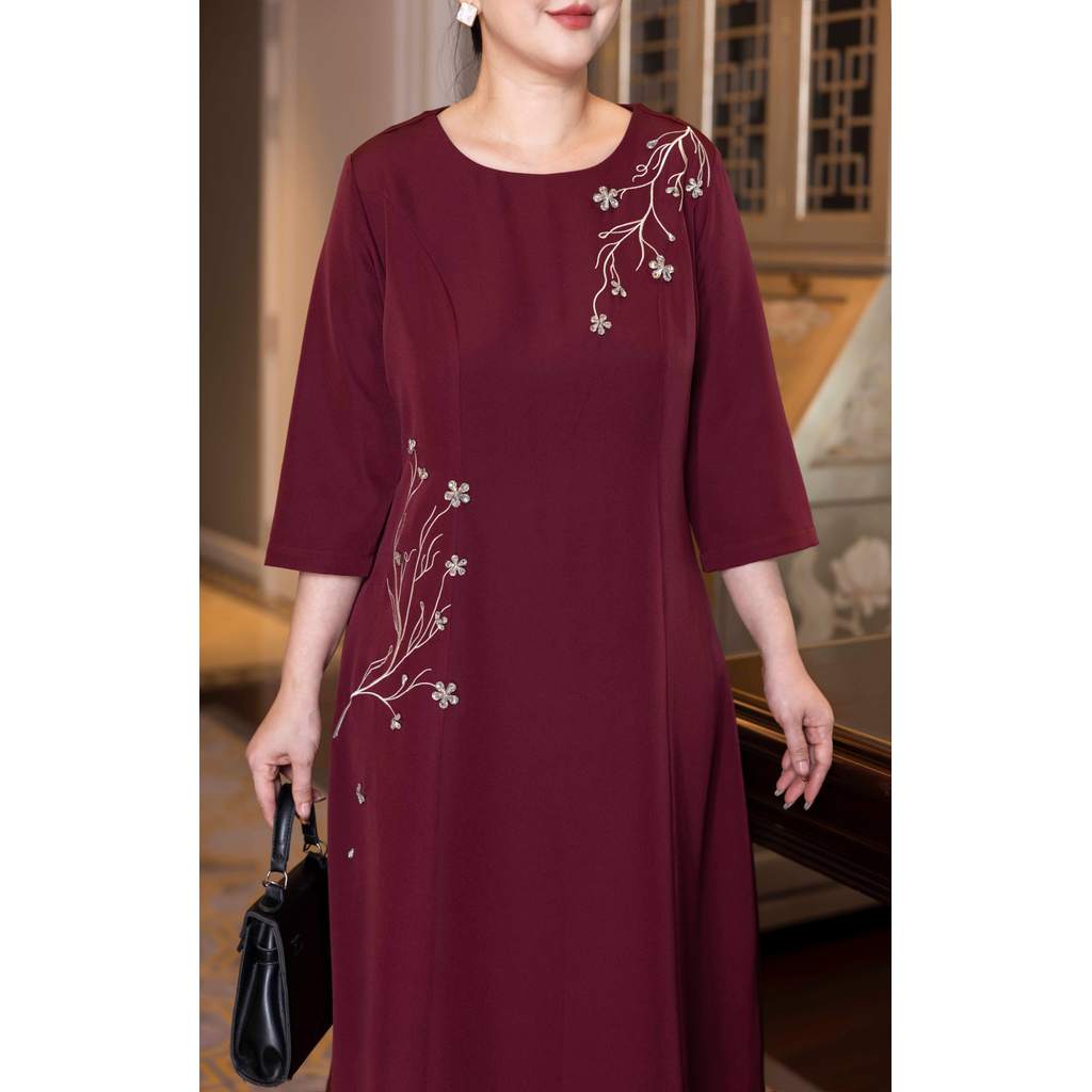 M COLLECTION | Váy Đầm Suông Nữ Trung Niên Tặng Mẹ Lụa Dày Thêu Hoa Tay Lỡ Cổ Tròn Dự Tiệc D13192 | BigBuy360 - bigbuy360.vn