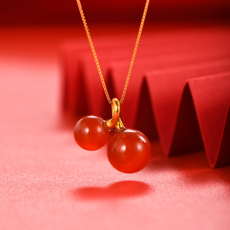 Mặt dây chuyền vàng 18K AU750 màu đỏ với đá mã não anh đào