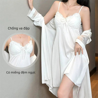  Bộ đồ ngủ Pure Desire cao cấp gồm váy ngủ Deep V có đệm ngực và áo choàng từ chất liệu lụa satin mang đến vẻ đẹp sang trọng. 