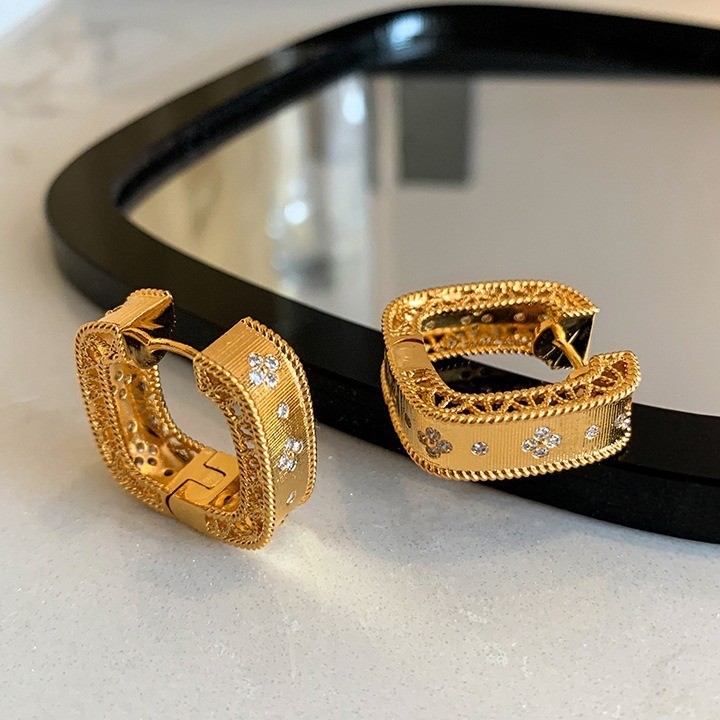 Bông tai lấy cảm hứng từ Chanel phong cách cổ điển