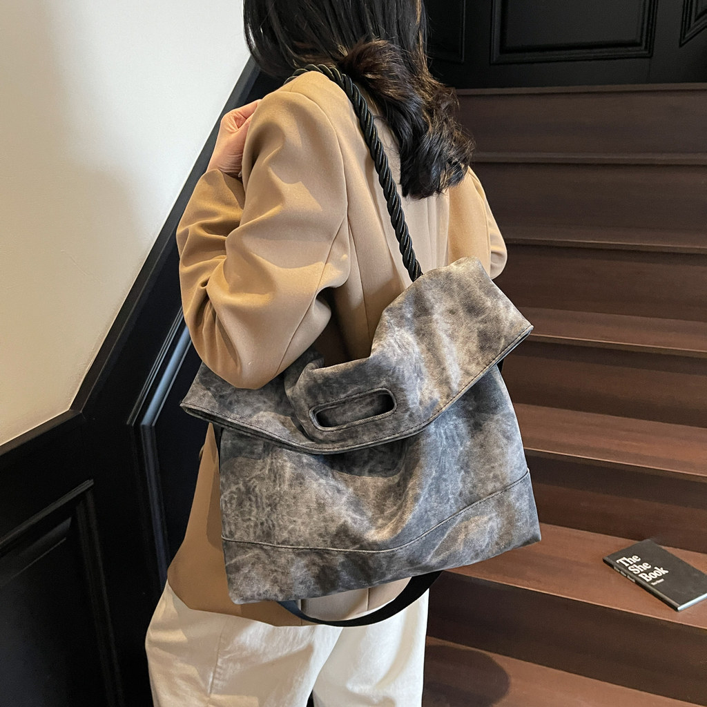 túi cho mẹ hapas Túi vải denim nhuộm cà vạt UR nữ túi đeo chéo dễ phối đi lại dung tích lớn mẫu mới 