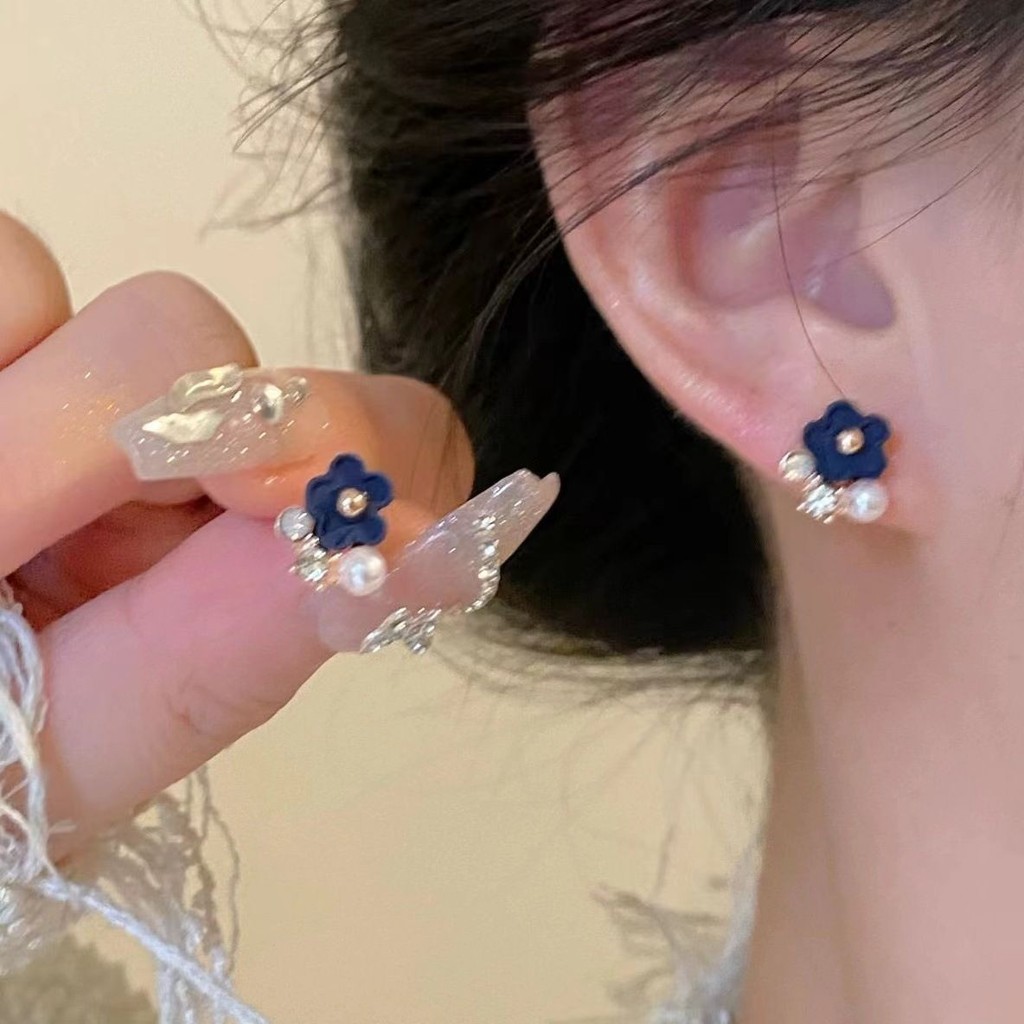 Earring hoa lan phong cach Phap dan gian, nho ma net ngot ngao mau xanh