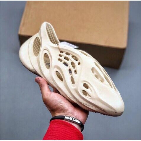 4 màu 350 Yeezy foam runner Dép rỗng có lỗ trong đó