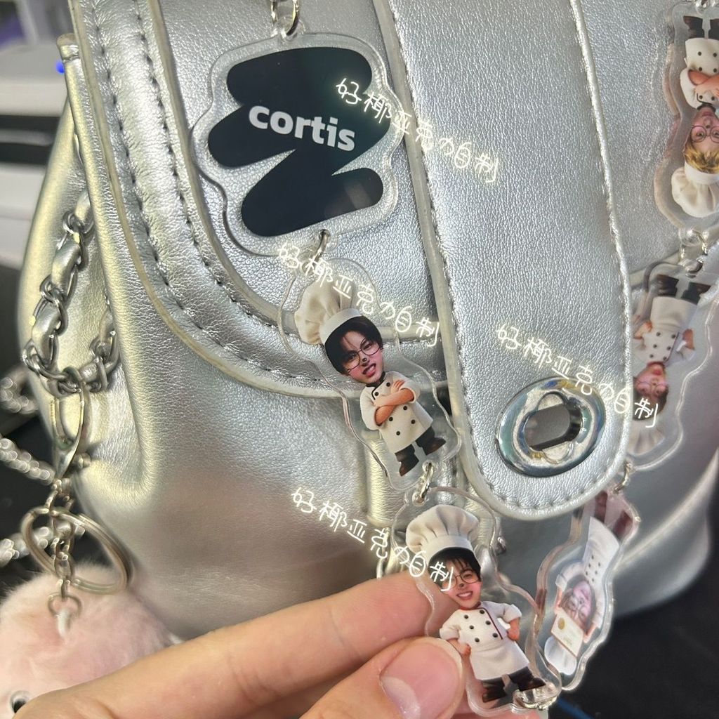 CORTIS nên giúp Martin MARTIN An, huấn luyện viên chính của Kim, Zhao Yufan, treo chuỗi túi móc chìa