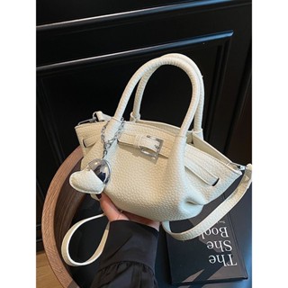 Túi Đeo Chéo Nữ Size 20 – Da Mềm Cao Cấp, Dáng Tiểu Thư, Kèm Charm Tim Dễ Thương-HTM525