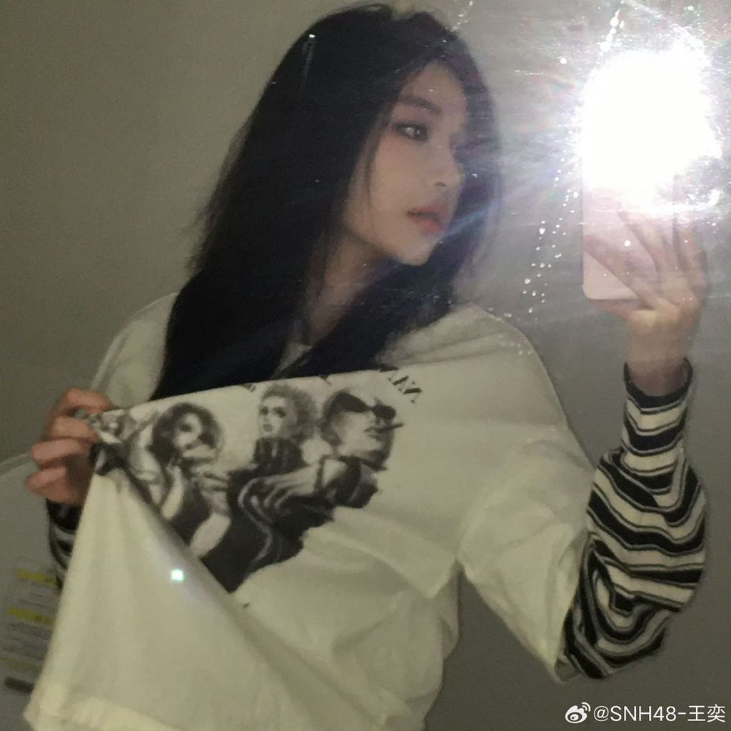 SNH48 Wang Yi Mỹ - Áo Thun Dài Tay Rời Phong Cách Retro Trắng, Hợp Thời Trang