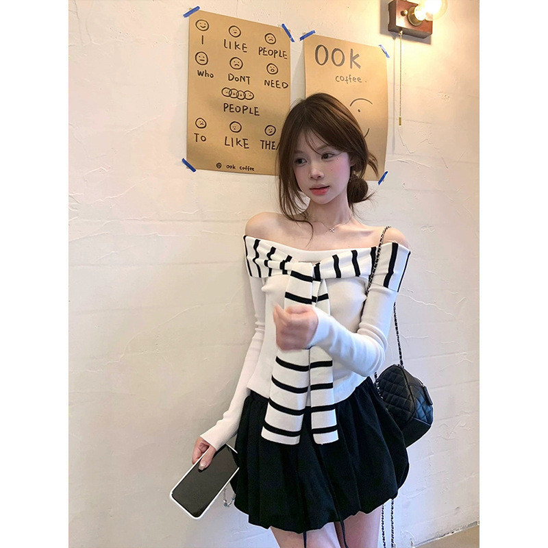 Moses Queen Top Thu Đông - Sọc Đen Trắng, Ren Up Vai