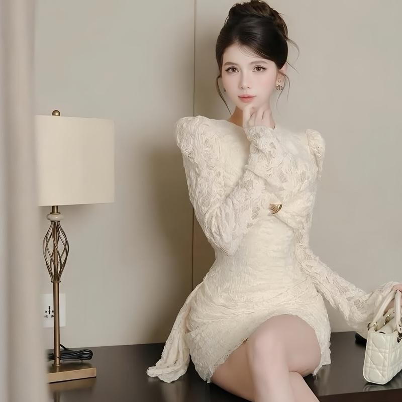 Đầm Ren Ôm Body Tay Loe Khoen Ngực