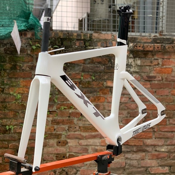 Khung xe đạp Fixed gear BXT TRC045 carbon - Trắng