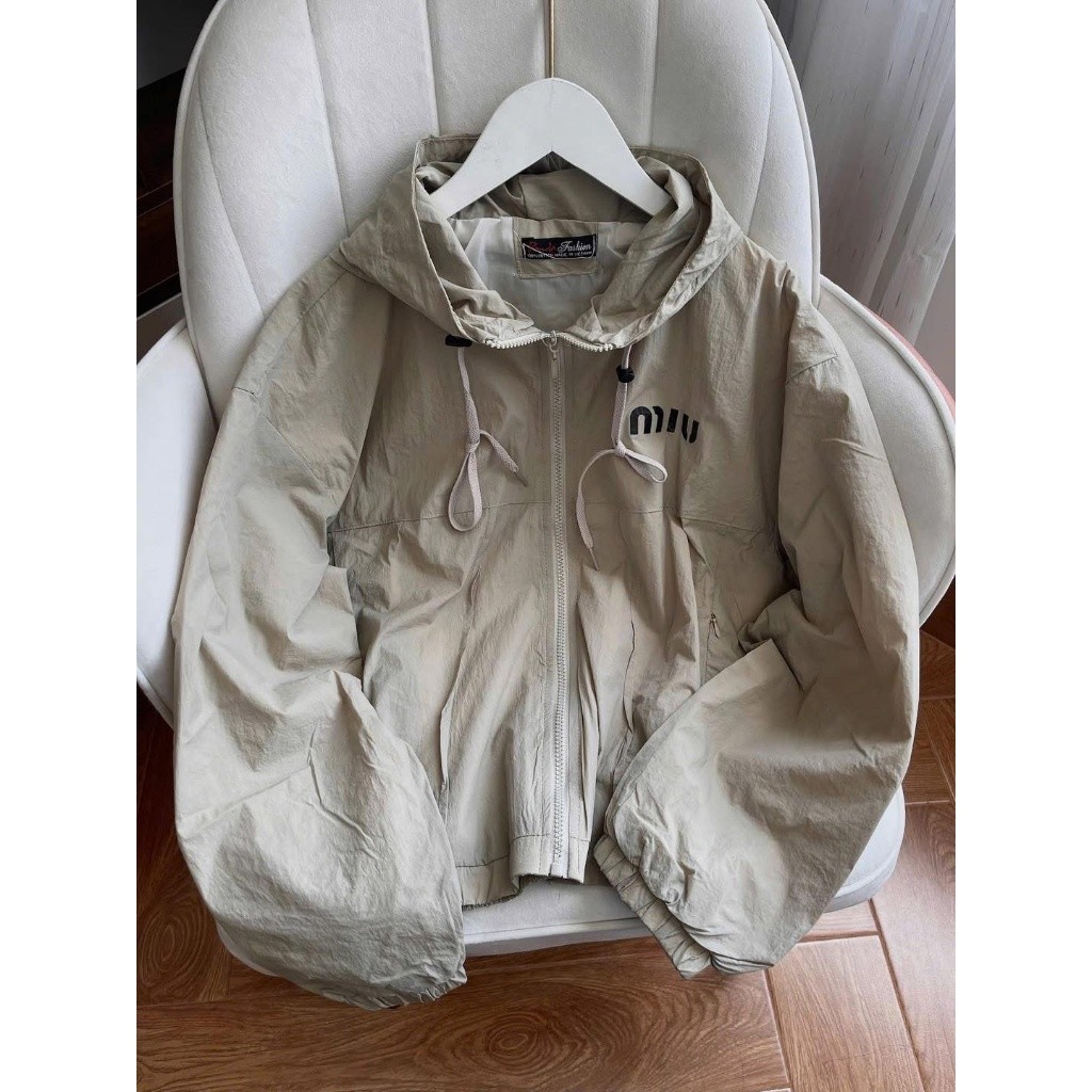 ÁO KHOÁC DÙ GIÓ NHĂN 2 LỚP CÓ NÓN IN CHỮ MIU HLM FASHION