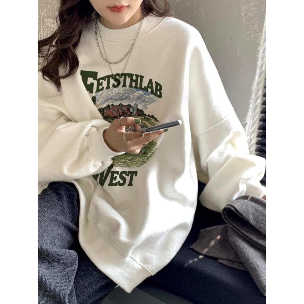 Women's white round neck sweatshirt, classic American style, belongs to streetwear fashion line, loo