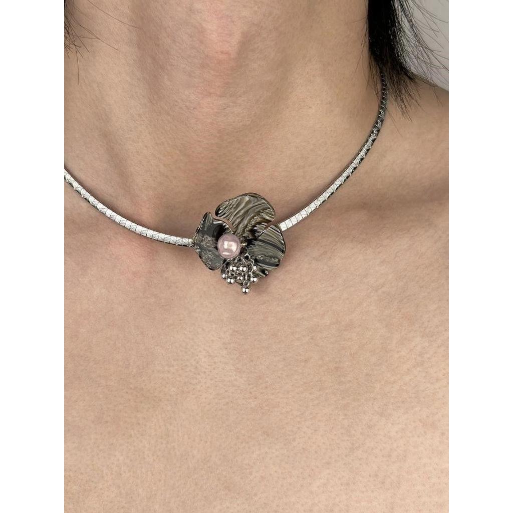 Vòng cổ acetate hoa với thép titan, style punk retro