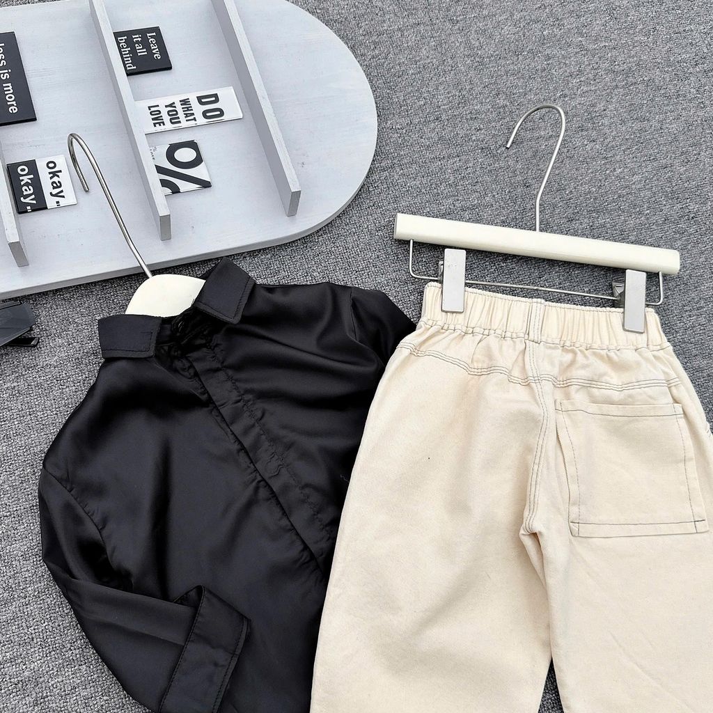 Bộ sơ mi màu đen dài tay phối quần kaki cho bé