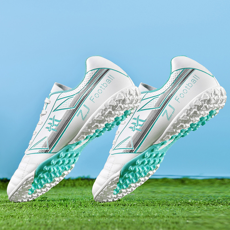 Unisex football shoes, non-slip and lightweight High-quality latest model low-top for men and women 