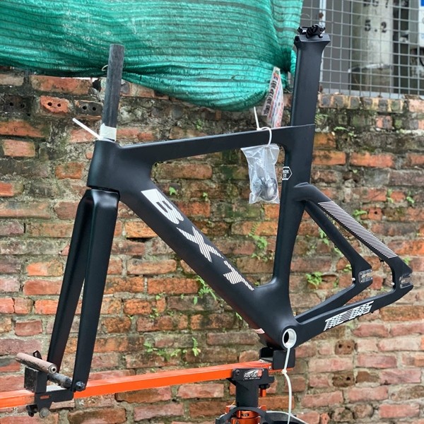 Khung xe đạp Fixed gear BXT TRC045 carbon - Đen