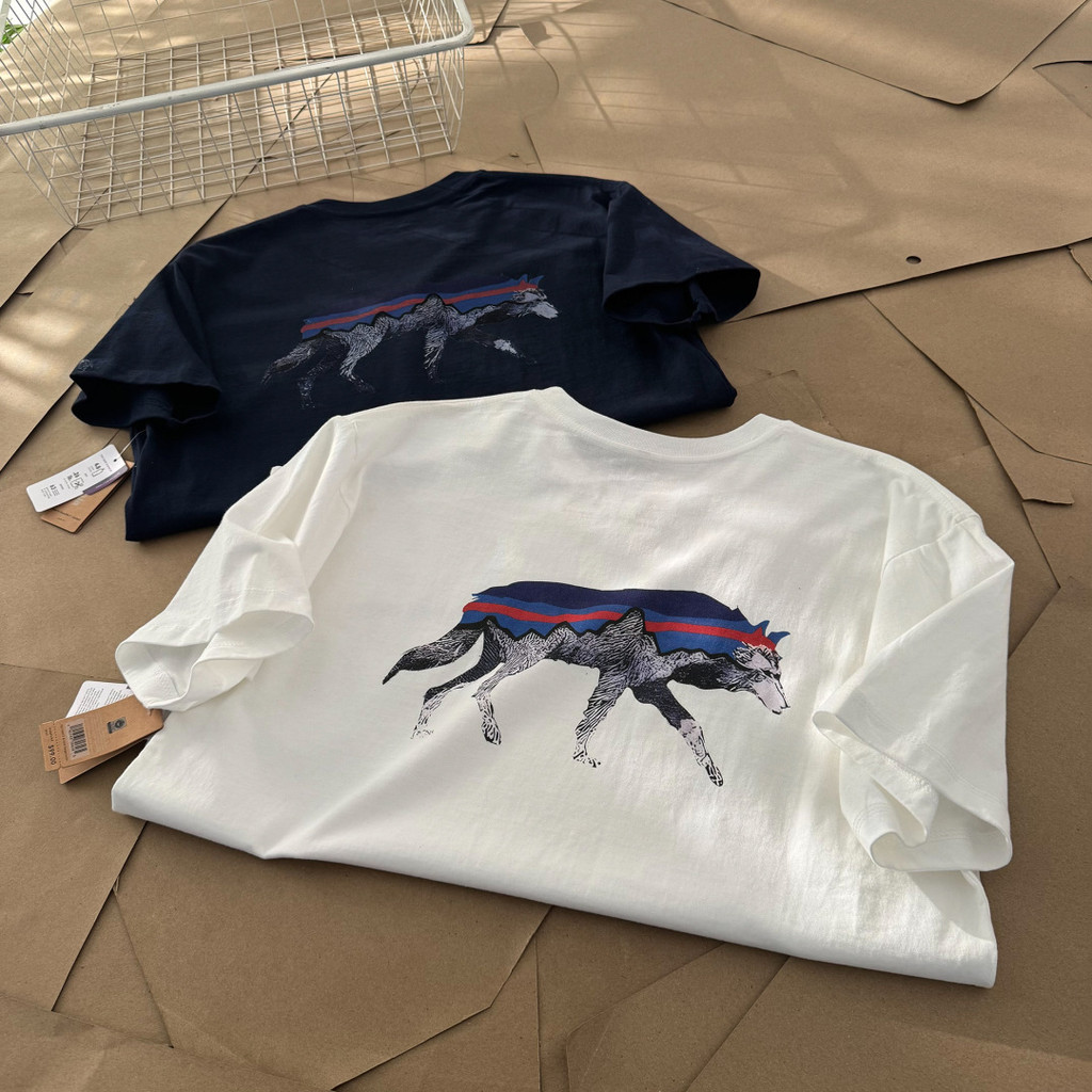 Áo thun ngắn tay Patagonia: Logo phía trước nhỏ, đồ họa lưng "Coyote"
