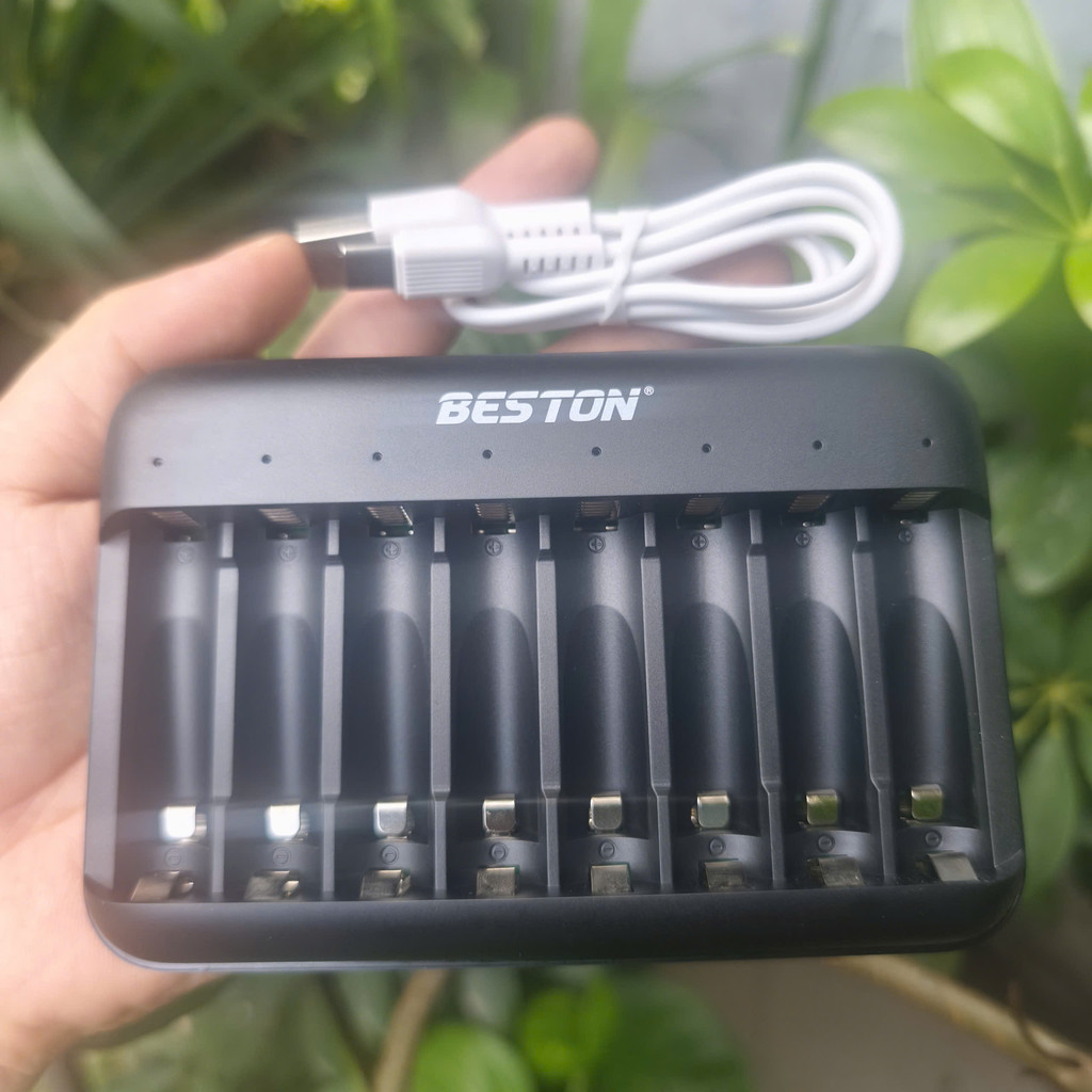 Bộ sạc pin cao cấp BST-M7034 chính hãng Beston 1.5V có 8 khe (cổng) để sạc pin AA 1.5V và AAA 1.5V