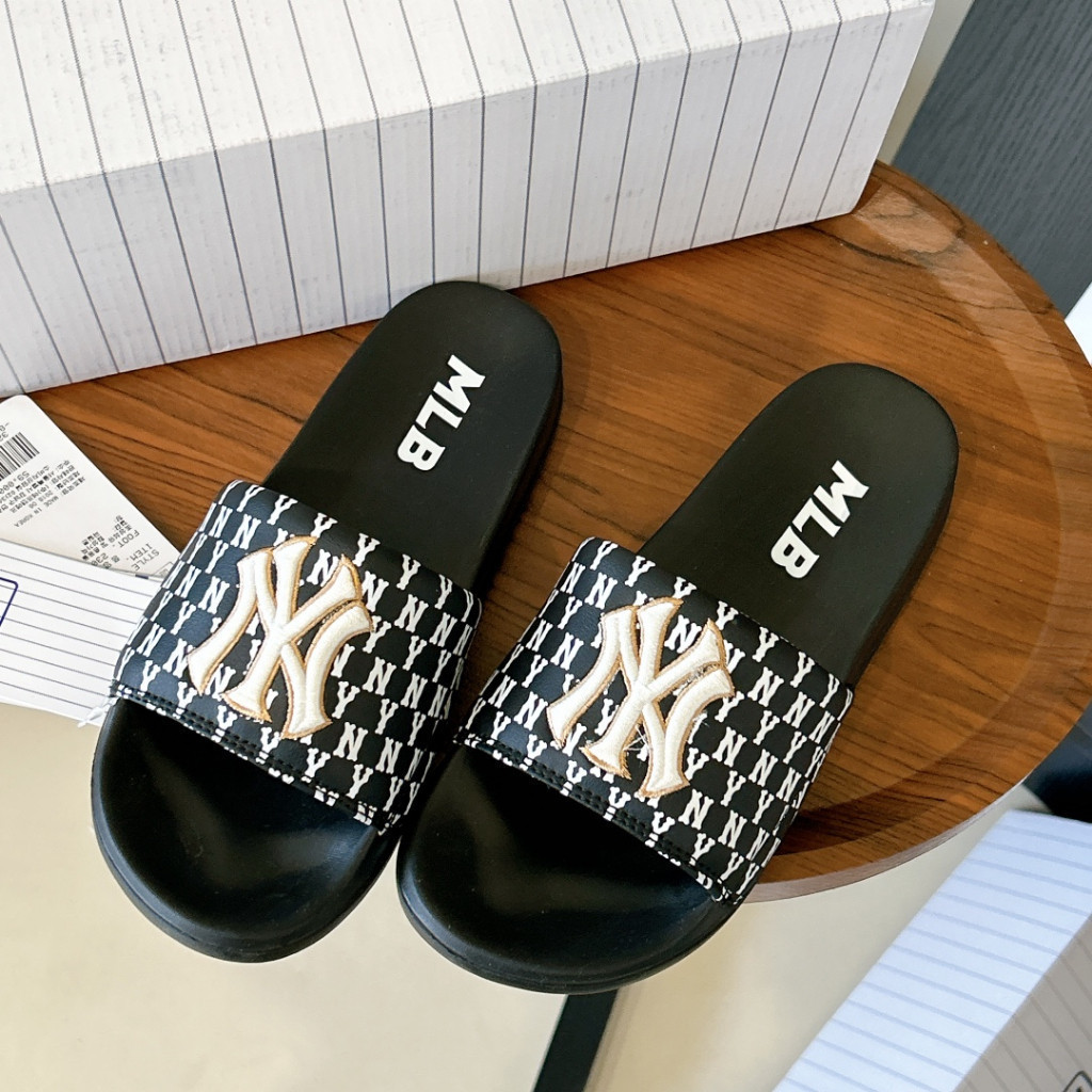 Dép MLB chính hãng phù hợp cho cả nam và nữ.