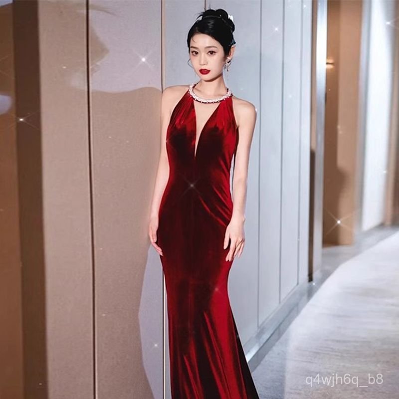 Váy Dạ Hội Đỏ Cổ Yếm Dáng Đuôi Cá Quyến Rũ Cho Cô Dâu Tiếp Đính Hôn