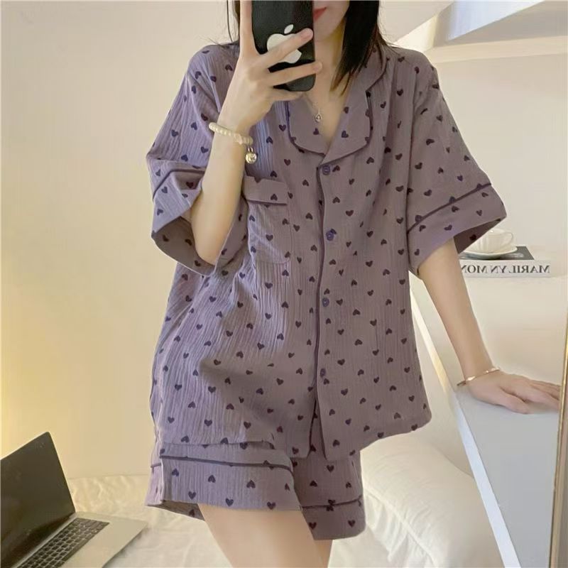 Bộ pajamas nữ màu tím pastel gồm quầnshort và áo, phù hợp mùa hè. Chất lượng cao và thoải mái.